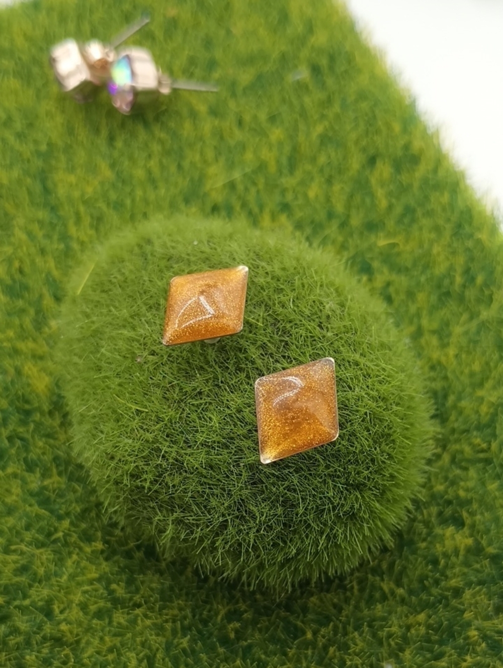 Camel Cream Stud Earrings - Sparkling Amber Tone E405